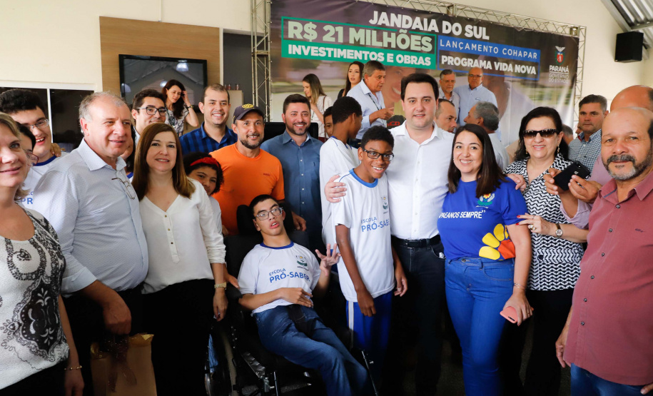 O município de Jandaia do Sul, no Vale do Ivaí, receberá uma série de ações do Governo do Estado nas áreas da saúde, segurança, saneamento, esporte, desenvolvimento urbano e para a sinalização de trânsito. Os investimentos somam R$ 21 milhões e foram confirmados pelo governador Carlos Massa Ratinho Junior nesta quinta-feira (28), em evento no município.