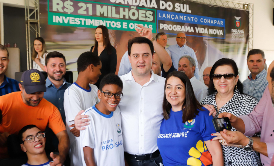O município de Jandaia do Sul, no Vale do Ivaí, receberá uma série de ações do Governo do Estado nas áreas da saúde, segurança, saneamento, esporte, desenvolvimento urbano e para a sinalização de trânsito. Os investimentos somam R$ 21 milhões e foram confirmados pelo governador Carlos Massa Ratinho Junior nesta quinta-feira (28), em evento no município.