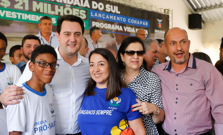 O município de Jandaia do Sul, no Vale do Ivaí, receberá uma série de ações do Governo do Estado nas áreas da saúde, segurança, saneamento, esporte, desenvolvimento urbano e para a sinalização de trânsito. Os investimentos somam R$ 21 milhões e foram confirmados pelo governador Carlos Massa Ratinho Junior nesta quinta-feira (28), em evento no município.
