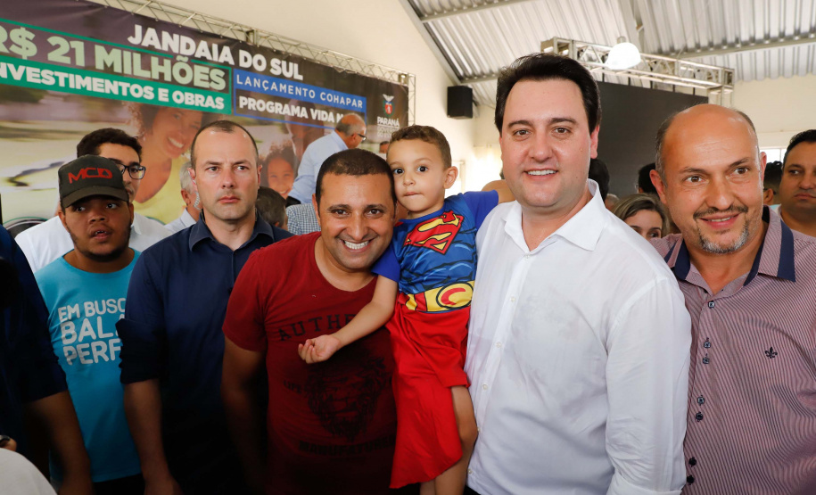 O município de Jandaia do Sul, no Vale do Ivaí, receberá uma série de ações do Governo do Estado nas áreas da saúde, segurança, saneamento, esporte, desenvolvimento urbano e para a sinalização de trânsito. Os investimentos somam R$ 21 milhões e foram confirmados pelo governador Carlos Massa Ratinho Junior nesta quinta-feira (28), em evento no município.