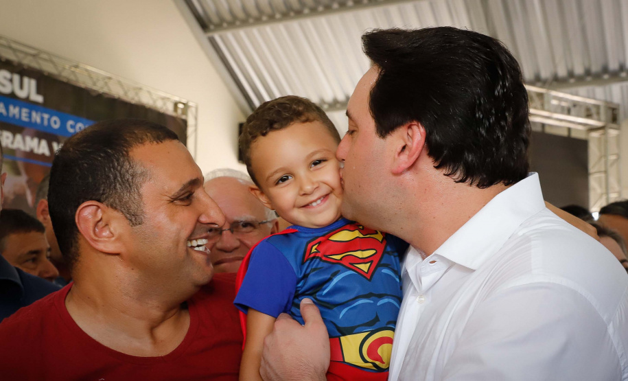 O município de Jandaia do Sul, no Vale do Ivaí, receberá uma série de ações do Governo do Estado nas áreas da saúde, segurança, saneamento, esporte, desenvolvimento urbano e para a sinalização de trânsito. Os investimentos somam R$ 21 milhões e foram confirmados pelo governador Carlos Massa Ratinho Junior nesta quinta-feira (28), em evento no município.