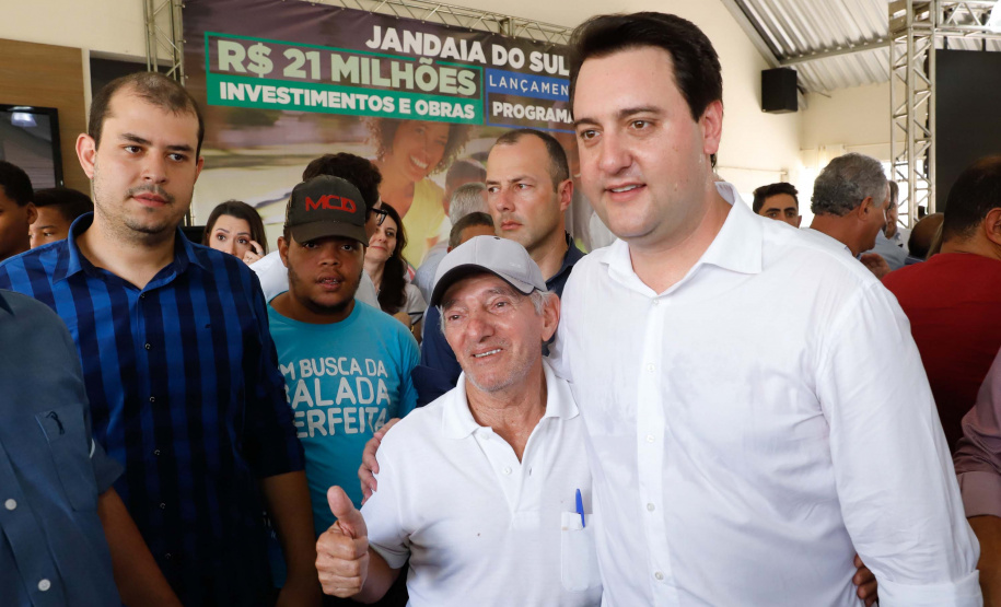 O município de Jandaia do Sul, no Vale do Ivaí, receberá uma série de ações do Governo do Estado nas áreas da saúde, segurança, saneamento, esporte, desenvolvimento urbano e para a sinalização de trânsito. Os investimentos somam R$ 21 milhões e foram confirmados pelo governador Carlos Massa Ratinho Junior nesta quinta-feira (28), em evento no município.