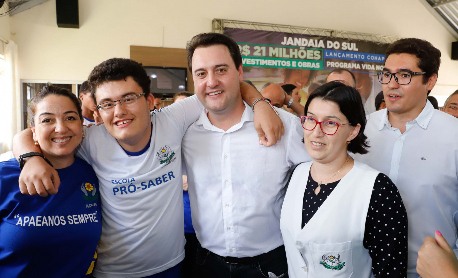 O município de Jandaia do Sul, no Vale do Ivaí, receberá uma série de ações do Governo do Estado nas áreas da saúde, segurança, saneamento, esporte, desenvolvimento urbano e para a sinalização de trânsito. Os investimentos somam R$ 21 milhões e foram confirmados pelo governador Carlos Massa Ratinho Junior nesta quinta-feira (28), em evento no município.