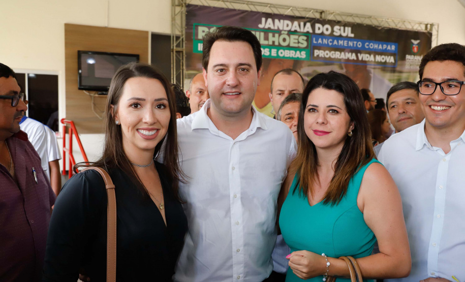 O município de Jandaia do Sul, no Vale do Ivaí, receberá uma série de ações do Governo do Estado nas áreas da saúde, segurança, saneamento, esporte, desenvolvimento urbano e para a sinalização de trânsito. Os investimentos somam R$ 21 milhões e foram confirmados pelo governador Carlos Massa Ratinho Junior nesta quinta-feira (28), em evento no município.