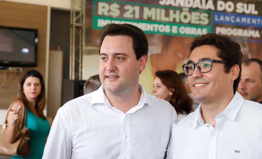 O município de Jandaia do Sul, no Vale do Ivaí, receberá uma série de ações do Governo do Estado nas áreas da saúde, segurança, saneamento, esporte, desenvolvimento urbano e para a sinalização de trânsito. Os investimentos somam R$ 21 milhões e foram confirmados pelo governador Carlos Massa Ratinho Junior nesta quinta-feira (28), em evento no município.