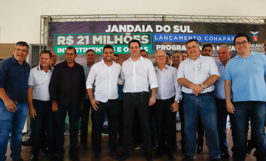 O município de Jandaia do Sul, no Vale do Ivaí, receberá uma série de ações do Governo do Estado nas áreas da saúde, segurança, saneamento, esporte, desenvolvimento urbano e para a sinalização de trânsito. Os investimentos somam R$ 21 milhões e foram confirmados pelo governador Carlos Massa Ratinho Junior nesta quinta-feira (28), em evento no município.