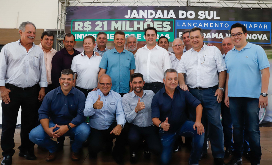 O município de Jandaia do Sul, no Vale do Ivaí, receberá uma série de ações do Governo do Estado nas áreas da saúde, segurança, saneamento, esporte, desenvolvimento urbano e para a sinalização de trânsito. Os investimentos somam R$ 21 milhões e foram confirmados pelo governador Carlos Massa Ratinho Junior nesta quinta-feira (28), em evento no município.