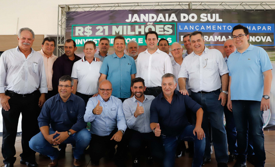O município de Jandaia do Sul, no Vale do Ivaí, receberá uma série de ações do Governo do Estado nas áreas da saúde, segurança, saneamento, esporte, desenvolvimento urbano e para a sinalização de trânsito. Os investimentos somam R$ 21 milhões e foram confirmados pelo governador Carlos Massa Ratinho Junior nesta quinta-feira (28), em evento no município.