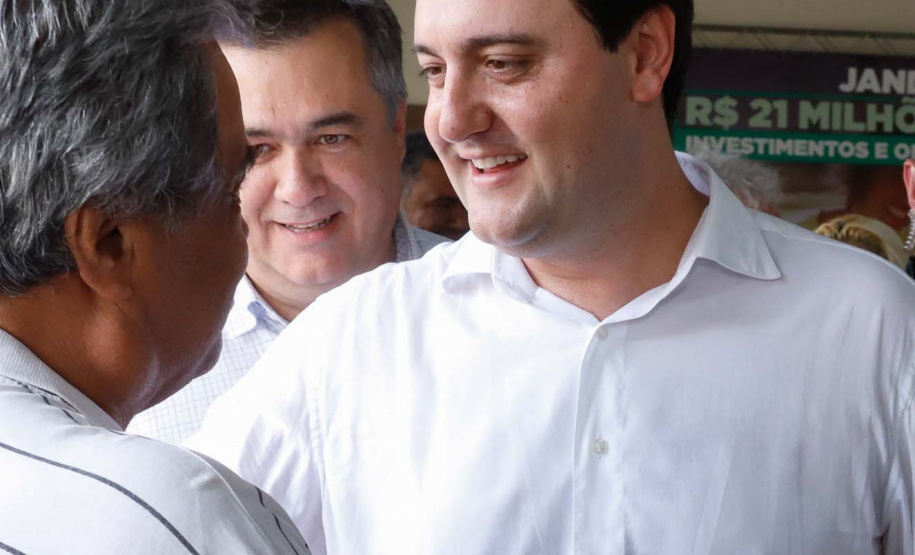 O município de Jandaia do Sul, no Vale do Ivaí, receberá uma série de ações do Governo do Estado nas áreas da saúde, segurança, saneamento, esporte, desenvolvimento urbano e para a sinalização de trânsito. Os investimentos somam R$ 21 milhões e foram confirmados pelo governador Carlos Massa Ratinho Junior nesta quinta-feira (28), em evento no município.