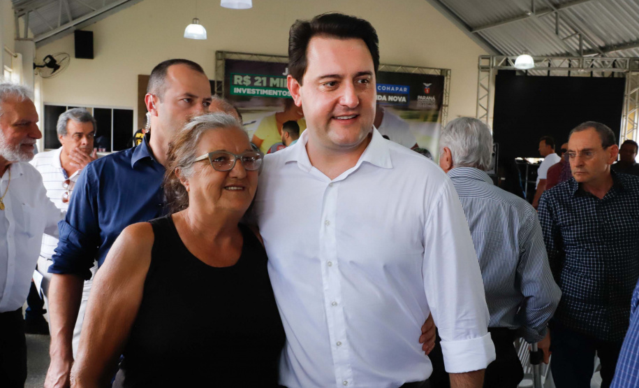 O município de Jandaia do Sul, no Vale do Ivaí, receberá uma série de ações do Governo do Estado nas áreas da saúde, segurança, saneamento, esporte, desenvolvimento urbano e para a sinalização de trânsito. Os investimentos somam R$ 21 milhões e foram confirmados pelo governador Carlos Massa Ratinho Junior nesta quinta-feira (28), em evento no município.