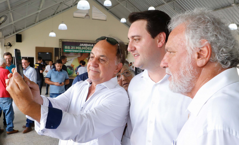 O município de Jandaia do Sul, no Vale do Ivaí, receberá uma série de ações do Governo do Estado nas áreas da saúde, segurança, saneamento, esporte, desenvolvimento urbano e para a sinalização de trânsito. Os investimentos somam R$ 21 milhões e foram confirmados pelo governador Carlos Massa Ratinho Junior nesta quinta-feira (28), em evento no município.