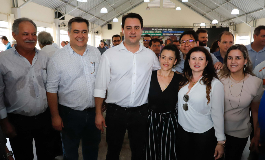 O município de Jandaia do Sul, no Vale do Ivaí, receberá uma série de ações do Governo do Estado nas áreas da saúde, segurança, saneamento, esporte, desenvolvimento urbano e para a sinalização de trânsito. Os investimentos somam R$ 21 milhões e foram confirmados pelo governador Carlos Massa Ratinho Junior nesta quinta-feira (28), em evento no município.