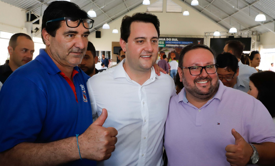 O município de Jandaia do Sul, no Vale do Ivaí, receberá uma série de ações do Governo do Estado nas áreas da saúde, segurança, saneamento, esporte, desenvolvimento urbano e para a sinalização de trânsito. Os investimentos somam R$ 21 milhões e foram confirmados pelo governador Carlos Massa Ratinho Junior nesta quinta-feira (28), em evento no município.