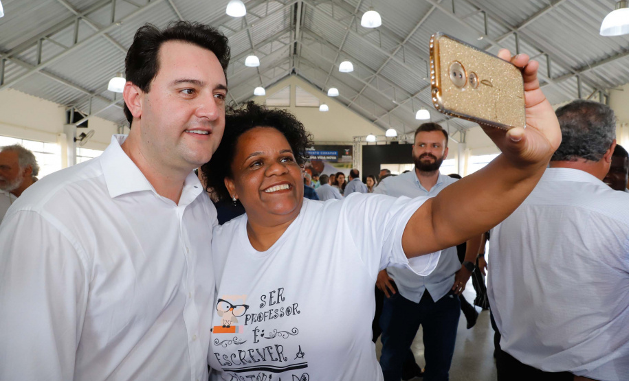 O município de Jandaia do Sul, no Vale do Ivaí, receberá uma série de ações do Governo do Estado nas áreas da saúde, segurança, saneamento, esporte, desenvolvimento urbano e para a sinalização de trânsito. Os investimentos somam R$ 21 milhões e foram confirmados pelo governador Carlos Massa Ratinho Junior nesta quinta-feira (28), em evento no município.