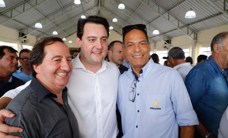 O município de Jandaia do Sul, no Vale do Ivaí, receberá uma série de ações do Governo do Estado nas áreas da saúde, segurança, saneamento, esporte, desenvolvimento urbano e para a sinalização de trânsito. Os investimentos somam R$ 21 milhões e foram confirmados pelo governador Carlos Massa Ratinho Junior nesta quinta-feira (28), em evento no município.