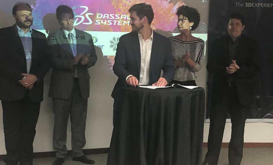 O Governo do Estado e a multinacional francesa Dassault Systèmes vão montar em Curitiba um hub (espaço de integração) de inovação para pesquisa aplicada e desenvolvimento tecnológico com foco em mobilidade elétrica.
O memorando de entendimento foi celebrado nesta quarta-feira (27) pela Superintendência de Inovação da Casa Civil e envolve ainda a Universidade Federal do Paraná (UFPR), o Senai e a Agência Curitiba de Desenvolvimento e Inovação. Foto: Divulgação