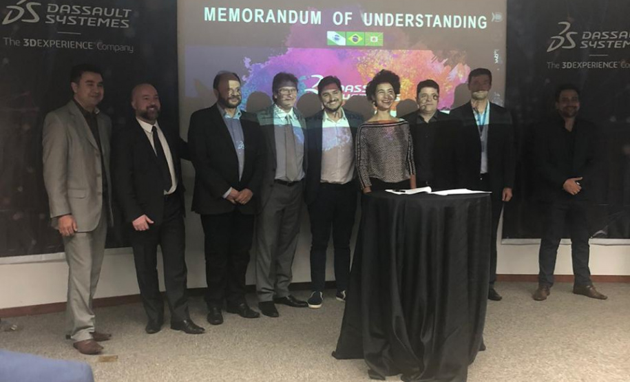 O Governo do Estado e a multinacional francesa Dassault Systèmes vão montar em Curitiba um hub (espaço de integração) de inovação para pesquisa aplicada e desenvolvimento tecnológico com foco em mobilidade elétrica.
O memorando de entendimento foi celebrado nesta quarta-feira (27) pela Superintendência de Inovação da Casa Civil e envolve ainda a Universidade Federal do Paraná (UFPR), o Senai e a Agência Curitiba de Desenvolvimento e Inovação. Foto: Divulgação