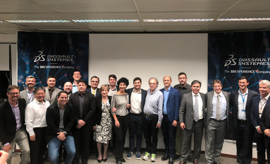 O Governo do Estado e a multinacional francesa Dassault Systèmes vão montar em Curitiba um hub (espaço de integração) de inovação para pesquisa aplicada e desenvolvimento tecnológico com foco em mobilidade elétrica.
O memorando de entendimento foi celebrado nesta quarta-feira (27) pela Superintendência de Inovação da Casa Civil e envolve ainda a Universidade Federal do Paraná (UFPR), o Senai e a Agência Curitiba de Desenvolvimento e Inovação. Foto: Divulgação