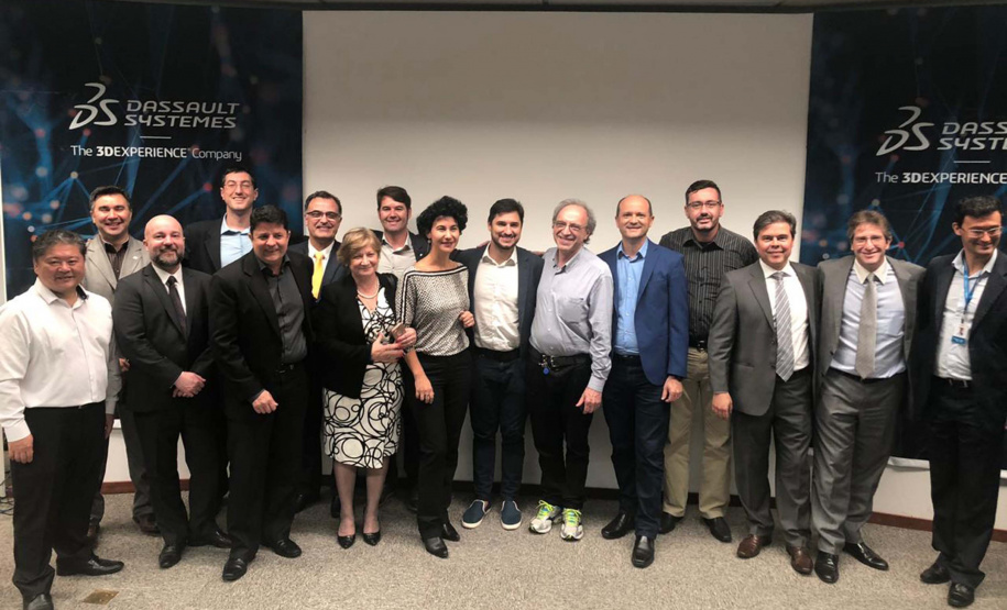 O Governo do Estado e a multinacional francesa Dassault Systèmes vão montar em Curitiba um hub (espaço de integração) de inovação para pesquisa aplicada e desenvolvimento tecnológico com foco em mobilidade elétrica.
O memorando de entendimento foi celebrado nesta quarta-feira (27) pela Superintendência de Inovação da Casa Civil e envolve ainda a Universidade Federal do Paraná (UFPR), o Senai e a Agência Curitiba de Desenvolvimento e Inovação. Foto: Divulgação