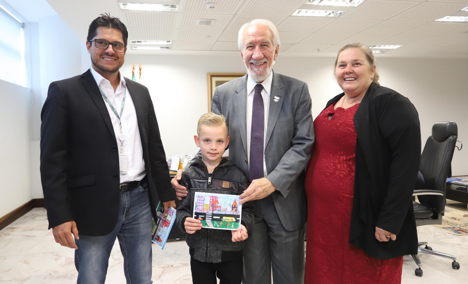 O vice-governador Darci Piana recebeu Eduardo Kuzeratzki, 7 anos, aluno do 1o ano da Escola Municipal Padre Antonio de Quitandinha, ganhou o 6o Concurso Cartão de Natal, na categoria Educação Infantil. Acompanharam: Sua mãe Daiana Suelen Kuzeratzki; o diretor da Escola do Detran/Pr, Mário Marques Guimarães Neto e a prefeita de Quitandinha, Maria Julia Wojcik.Curitiba, 28-11-19.Foto: Arnaldo Alves / AEN.
