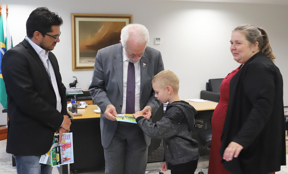 O vice-governador Darci Piana recebeu Eduardo Kuzeratzki, 7 anos, aluno do 1o ano da Escola Municipal Padre Antonio de Quitandinha, ganhou o 6o Concurso Cartão de Natal, na categoria Educação Infantil. Acompanharam: Sua mãe Daiana Suelen Kuzeratzki; o diretor da Escola do Detran/Pr, Mário Marques Guimarães Neto e a prefeita de Quitandinha, Maria Julia Wojcik.Curitiba, 28-11-19.Foto: Arnaldo Alves / AEN.