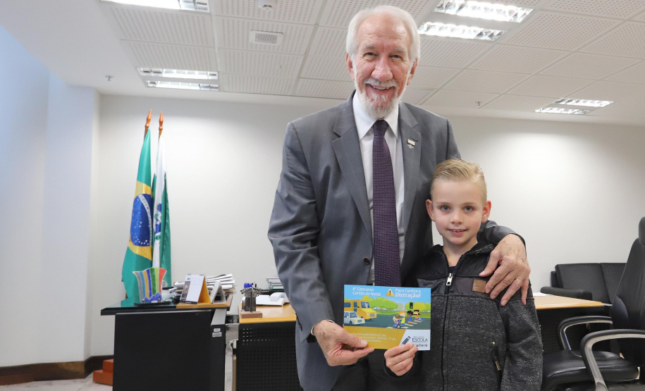 O vice-governador Darci Piana recebeu Eduardo Kuzeratzki, 7 anos, aluno do 1o ano da Escola Municipal Padre Antonio de Quitandinha, ganhou o 6o Concurso Cartão de Natal, na categoria Educação Infantil. Acompanharam: Sua mãe Daiana Suelen Kuzeratzki; o diretor da Escola do Detran/Pr, Mário Marques Guimarães Neto e a prefeita de Quitandinha, Maria Julia Wojcik.Curitiba, 28-11-19.Foto: Arnaldo Alves / AEN.