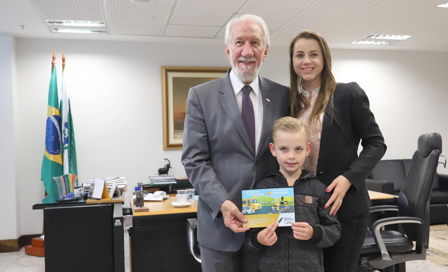 O vice-governador Darci Piana recebeu Eduardo Kuzeratzki, 7 anos, aluno do 1o ano da Escola Municipal Padre Antonio de Quitandinha, ganhou o 6o Concurso Cartão de Natal, na categoria Educação Infantil. Acompanharam: Sua mãe Daiana Suelen Kuzeratzki; o diretor da Escola do Detran/Pr, Mário Marques Guimarães Neto e a prefeita de Quitandinha, Maria Julia Wojcik.Curitiba, 28-11-19.Foto: Arnaldo Alves / AEN.