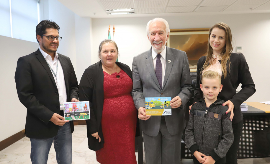 O vice-governador Darci Piana recebeu Eduardo Kuzeratzki, 7 anos, aluno do 1o ano da Escola Municipal Padre Antonio de Quitandinha, ganhou o 6o Concurso Cartão de Natal, na categoria Educação Infantil. Acompanharam: Sua mãe Daiana Suelen Kuzeratzki; o diretor da Escola do Detran/Pr, Mário Marques Guimarães Neto e a prefeita de Quitandinha, Maria Julia Wojcik.Curitiba, 28-11-19.Foto: Arnaldo Alves / AEN.