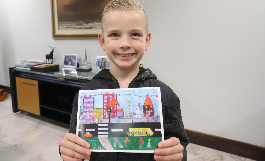 O vice-governador Darci Piana recebeu Eduardo Kuzeratzki, 7 anos, aluno do 1o ano da Escola Municipal Padre Antonio de Quitandinha, ganhou o 6o Concurso Cartão de Natal, na categoria Educação Infantil. Acompanharam: Sua mãe Daiana Suelen Kuzeratzki; o diretor da Escola do Detran/Pr, Mário Marques Guimarães Neto e a prefeita de Quitandinha, Maria Julia Wojcik.Curitiba, 28-11-19.Foto: Arnaldo Alves / AEN.