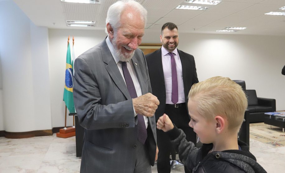 O vice-governador Darci Piana recebeu Eduardo Kuzeratzki, 7 anos, aluno do 1o ano da Escola Municipal Padre Antonio de Quitandinha, ganhou o 6o Concurso Cartão de Natal, na categoria Educação Infantil. Acompanharam: Sua mãe Daiana Suelen Kuzeratzki; o diretor da Escola do Detran/Pr, Mário Marques Guimarães Neto e a prefeita de Quitandinha, Maria Julia Wojcik.Curitiba, 28-11-19.Foto: Arnaldo Alves / AEN.