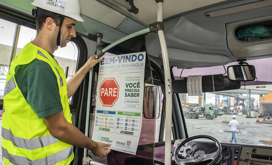 A partir desta semana, os trabalhadores que entram no cais público do Porto de Paranaguá recebem informações claras sobre as regras gerais de segurança e o regulamento da rota de tráfego de veículos e pedestres. Além de banners e cartazes, são entregues cartilhas com orientações de velocidade, equipamentos e práticas para tornar o ambiente portuário mais seguro. O conteúdo também está disponível no site da Portos do Paraná (www.portosdoparana.pr.gov.br).