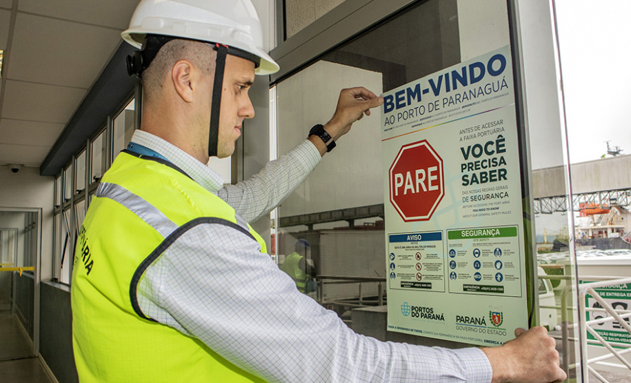 A partir desta semana, os trabalhadores que entram no cais público do Porto de Paranaguá recebem informações claras sobre as regras gerais de segurança e o regulamento da rota de tráfego de veículos e pedestres. Além de banners e cartazes, são entregues cartilhas com orientações de velocidade, equipamentos e práticas para tornar o ambiente portuário mais seguro. O conteúdo também está disponível no site da Portos do Paraná (www.portosdoparana.pr.gov.br).
