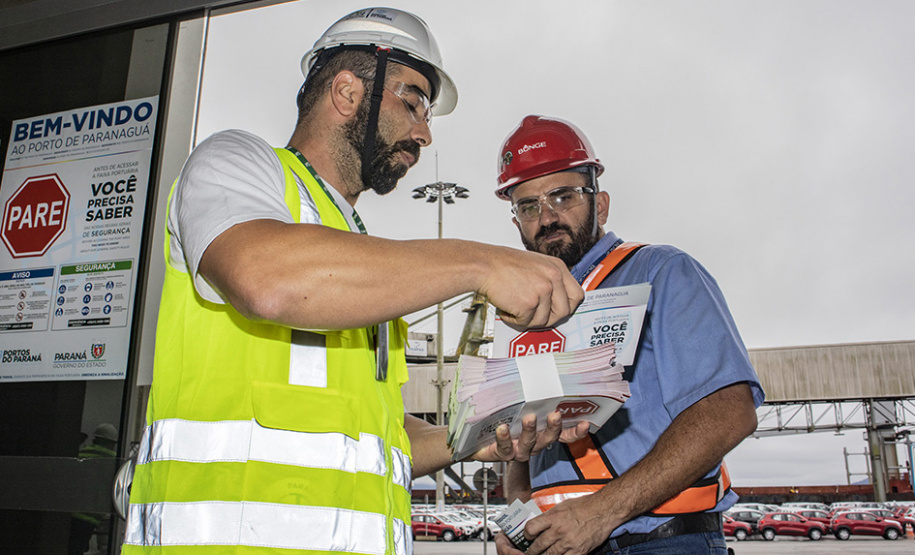 A partir desta semana, os trabalhadores que entram no cais público do Porto de Paranaguá recebem informações claras sobre as regras gerais de segurança e o regulamento da rota de tráfego de veículos e pedestres. Além de banners e cartazes, são entregues cartilhas com orientações de velocidade, equipamentos e práticas para tornar o ambiente portuário mais seguro. O conteúdo também está disponível no site da Portos do Paraná (www.portosdoparana.pr.gov.br).