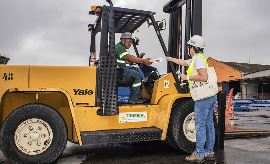 A partir desta semana, os trabalhadores que entram no cais público do Porto de Paranaguá recebem informações claras sobre as regras gerais de segurança e o regulamento da rota de tráfego de veículos e pedestres. Além de banners e cartazes, são entregues cartilhas com orientações de velocidade, equipamentos e práticas para tornar o ambiente portuário mais seguro. O conteúdo também está disponível no site da Portos do Paraná (www.portosdoparana.pr.gov.br).