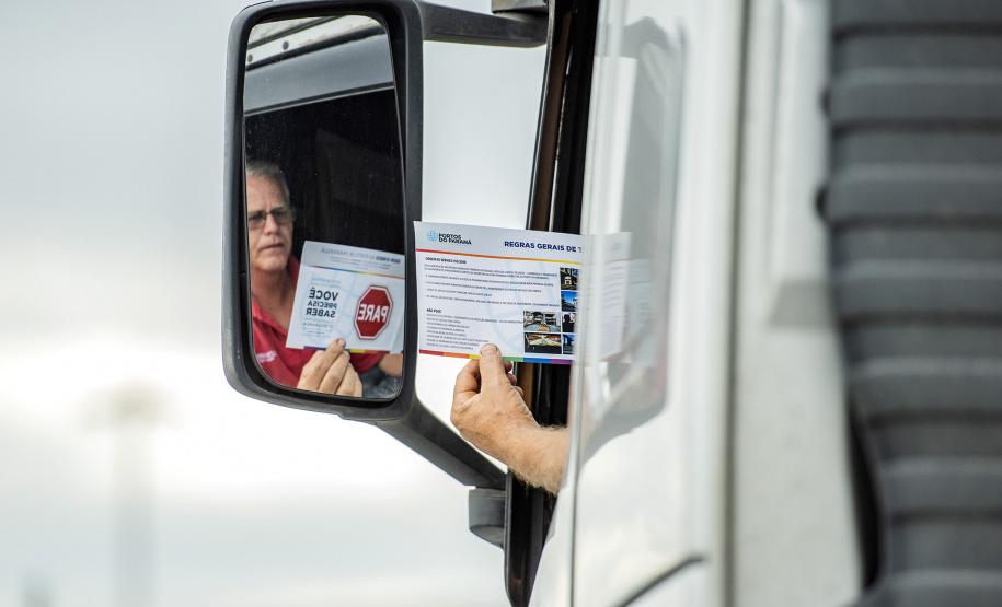 A partir desta semana, os trabalhadores que entram no cais público do Porto de Paranaguá recebem informações claras sobre as regras gerais de segurança e o regulamento da rota de tráfego de veículos e pedestres. Além de banners e cartazes, são entregues cartilhas com orientações de velocidade, equipamentos e práticas para tornar o ambiente portuário mais seguro. O conteúdo também está disponível no site da Portos do Paraná (www.portosdoparana.pr.gov.br).