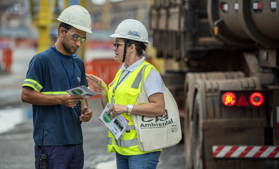A partir desta semana, os trabalhadores que entram no cais público do Porto de Paranaguá recebem informações claras sobre as regras gerais de segurança e o regulamento da rota de tráfego de veículos e pedestres. Além de banners e cartazes, são entregues cartilhas com orientações de velocidade, equipamentos e práticas para tornar o ambiente portuário mais seguro. O conteúdo também está disponível no site da Portos do Paraná (www.portosdoparana.pr.gov.br).