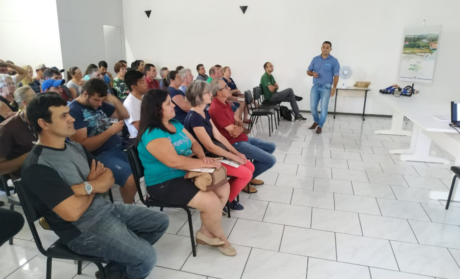O trabalho do Instituto Emater com produtores da região de Francisco Beltrão trouxe um aumento médio de 35% na produção diária de leite por vaca, o que representa quase 3 mil litros a mais por mês em cada propriedade. O incremento na renda das famílias foi significativo e houve ainda redução do custo de produção. Foto: Emater