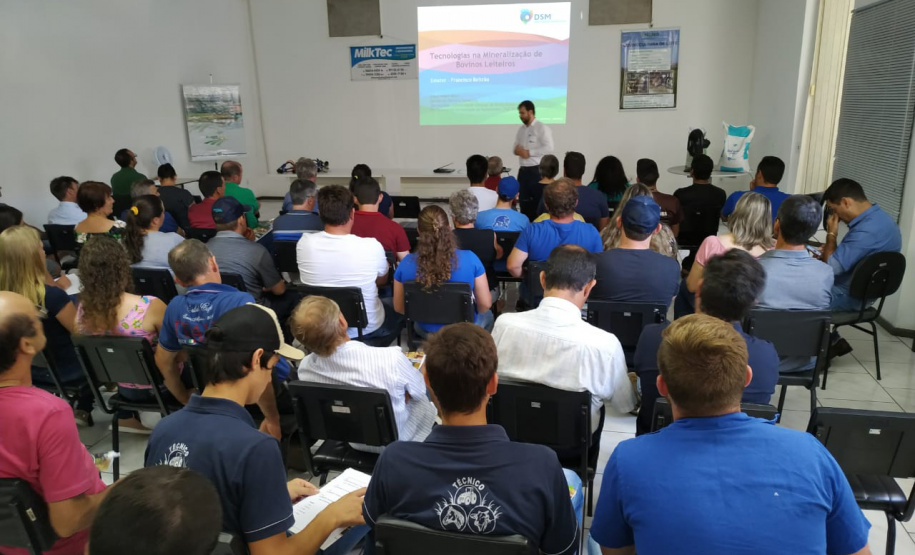 O trabalho do Instituto Emater com produtores da região de Francisco Beltrão trouxe um aumento médio de 35% na produção diária de leite por vaca, o que representa quase 3 mil litros a mais por mês em cada propriedade. O incremento na renda das famílias foi significativo e houve ainda redução do custo de produção. Foto: Emater