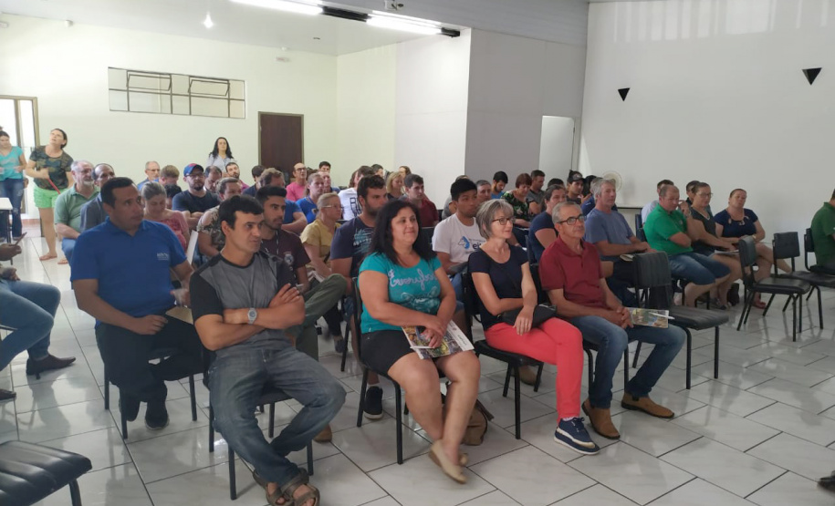 O trabalho do Instituto Emater com produtores da região de Francisco Beltrão trouxe um aumento médio de 35% na produção diária de leite por vaca, o que representa quase 3 mil litros a mais por mês em cada propriedade. O incremento na renda das famílias foi significativo e houve ainda redução do custo de produção. Foto: Emater