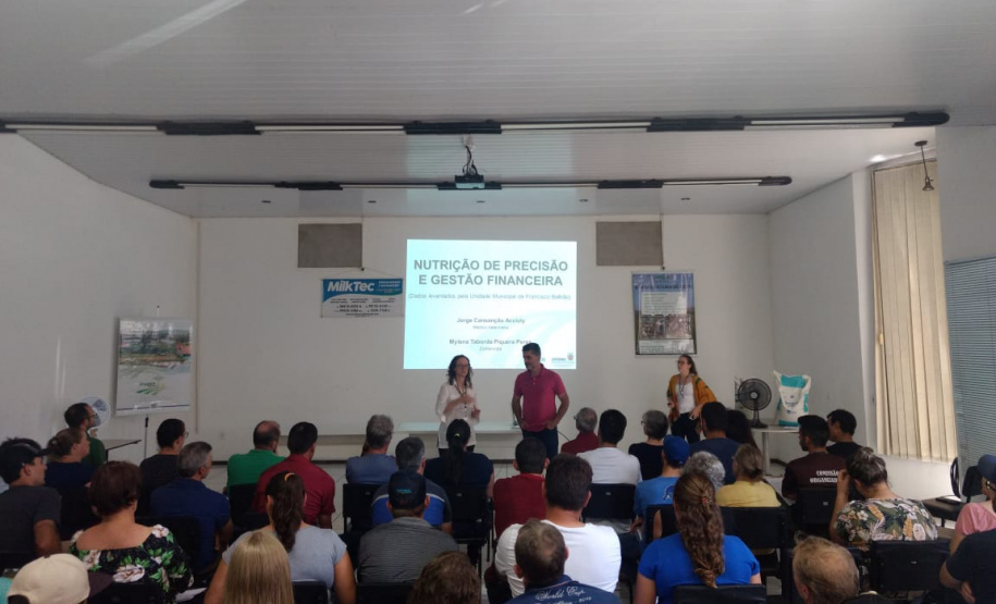 O trabalho do Instituto Emater com produtores da região de Francisco Beltrão trouxe um aumento médio de 35% na produção diária de leite por vaca, o que representa quase 3 mil litros a mais por mês em cada propriedade. O incremento na renda das famílias foi significativo e houve ainda redução do custo de produção. Foto: Emater