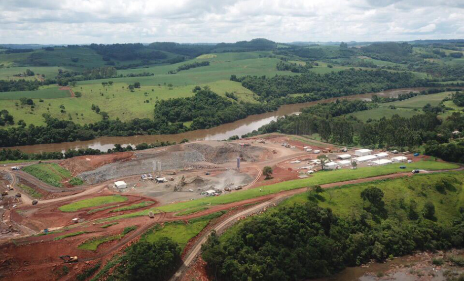 O canteiro de obras da Pequena Central Hidrelétrica (PCH) Bela Vista está movimentado. Cerca de 300 pessoas já trabalham no empreendimento que está sendo construído no Rio Chopim, entre os municípios de Verê e São João, no Sudoeste do Estado. Foto: Copel