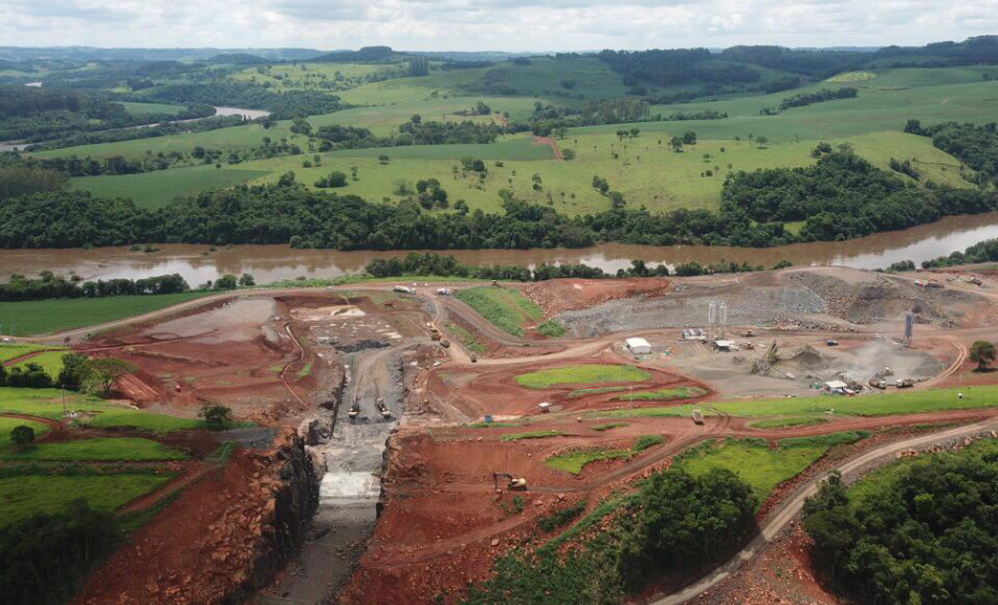 O canteiro de obras da Pequena Central Hidrelétrica (PCH) Bela Vista está movimentado. Cerca de 300 pessoas já trabalham no empreendimento que está sendo construído no Rio Chopim, entre os municípios de Verê e São João, no Sudoeste do Estado. Foto: Copel
