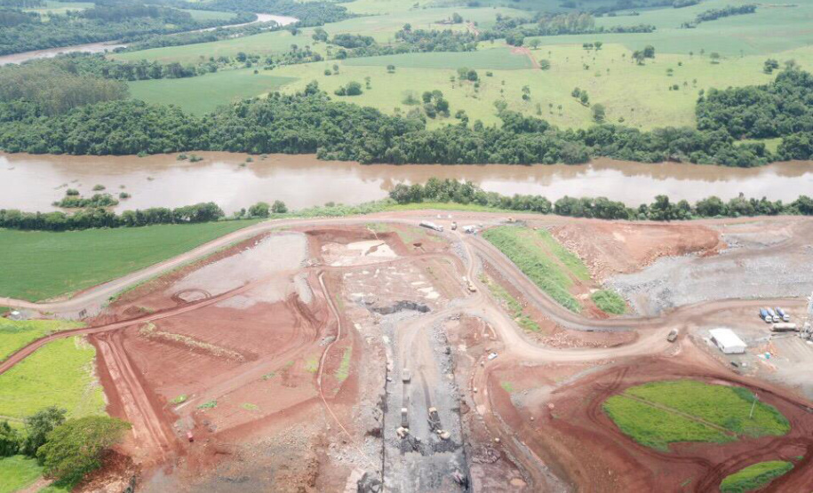 O canteiro de obras da Pequena Central Hidrelétrica (PCH) Bela Vista está movimentado. Cerca de 300 pessoas já trabalham no empreendimento que está sendo construído no Rio Chopim, entre os municípios de Verê e São João, no Sudoeste do Estado. Foto: Copel