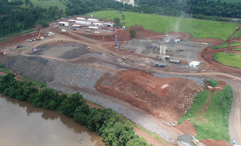 O canteiro de obras da Pequena Central Hidrelétrica (PCH) Bela Vista está movimentado. Cerca de 300 pessoas já trabalham no empreendimento que está sendo construído no Rio Chopim, entre os municípios de Verê e São João, no Sudoeste do Estado. Foto: Copel