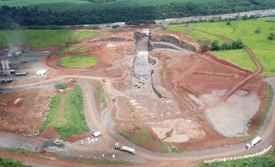 O canteiro de obras da Pequena Central Hidrelétrica (PCH) Bela Vista está movimentado. Cerca de 300 pessoas já trabalham no empreendimento que está sendo construído no Rio Chopim, entre os municípios de Verê e São João, no Sudoeste do Estado. Foto: Copel