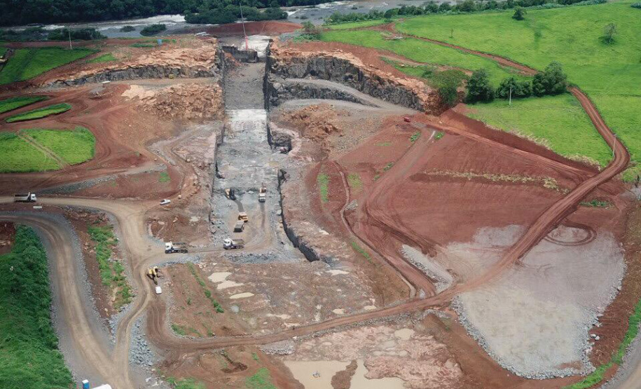 O canteiro de obras da Pequena Central Hidrelétrica (PCH) Bela Vista está movimentado. Cerca de 300 pessoas já trabalham no empreendimento que está sendo construído no Rio Chopim, entre os municípios de Verê e São João, no Sudoeste do Estado. Foto: Copel