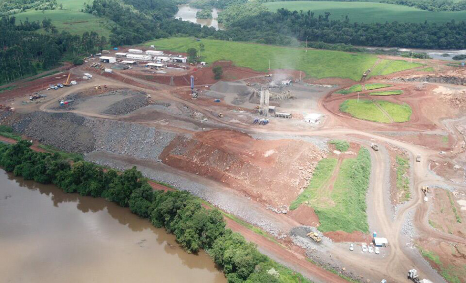 O canteiro de obras da Pequena Central Hidrelétrica (PCH) Bela Vista está movimentado. Cerca de 300 pessoas já trabalham no empreendimento que está sendo construído no Rio Chopim, entre os municípios de Verê e São João, no Sudoeste do Estado. Foto: Copel