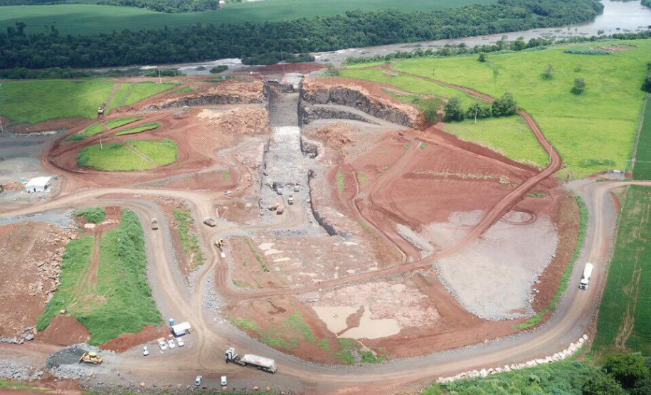 O canteiro de obras da Pequena Central Hidrelétrica (PCH) Bela Vista está movimentado. Cerca de 300 pessoas já trabalham no empreendimento que está sendo construído no Rio Chopim, entre os municípios de Verê e São João, no Sudoeste do Estado. Foto: Copel
