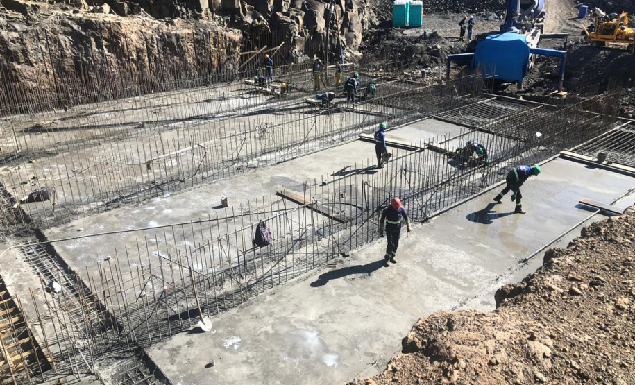 O canteiro de obras da Pequena Central Hidrelétrica (PCH) Bela Vista está movimentado. Cerca de 300 pessoas já trabalham no empreendimento que está sendo construído no Rio Chopim, entre os municípios de Verê e São João, no Sudoeste do Estado. Foto: Copel