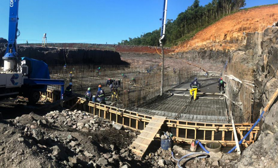 O canteiro de obras da Pequena Central Hidrelétrica (PCH) Bela Vista está movimentado. Cerca de 300 pessoas já trabalham no empreendimento que está sendo construído no Rio Chopim, entre os municípios de Verê e São João, no Sudoeste do Estado. Foto: Copel